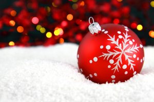 9156-a-red-christmas-ornament-in-the-snow-with-lights-in-the-background-pv